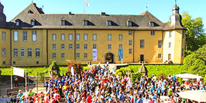Teilnehmende am Lauf vor dem Schloss Dyck